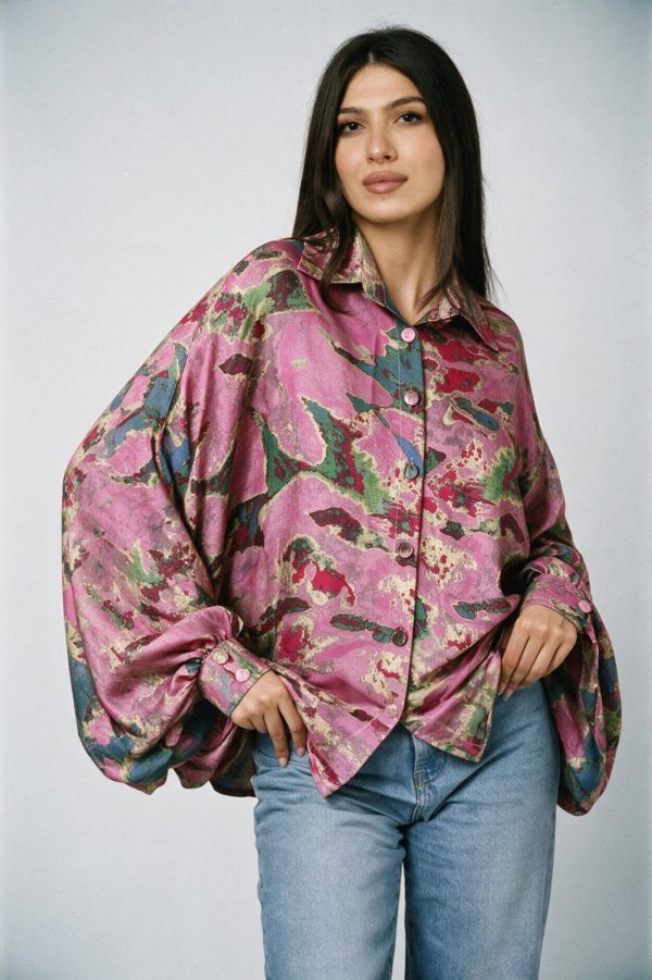 camasa-din-satin-oversize-cu-maneci-bufante-si-imprimeu-pictural-lila-mov-copie-669879.jpg Camasa din satin oversize, cu maneci bufante si imprimeu abstract fucsia