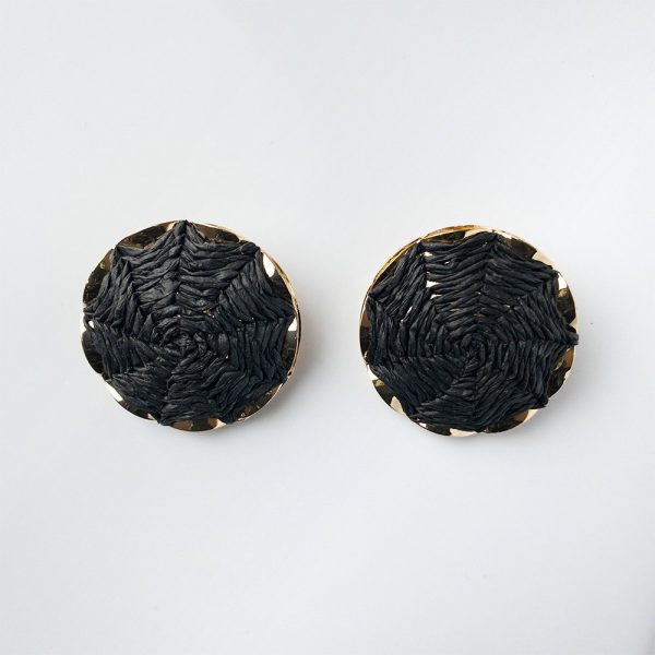 cercei-in-forma-de-floare-cu-multe-petale-lila-mat-copie-823195.jpg Cercei metalici cu forma rotunda bombata, negru cu auriu