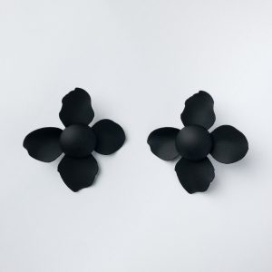 Cercei in forma de floare cu patru petale,negru mat