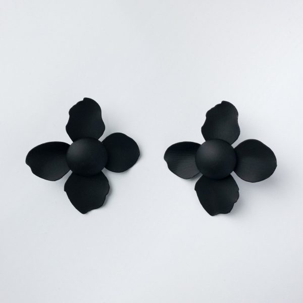 Cercei in forma de floare cu patru petale,negru mat