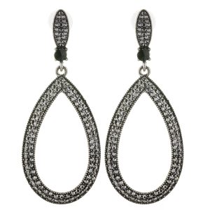 cercei-metalici-lungi-argintii-ovali-acoperiti-cu-pietricele-mici-argintii-si-stralucitoare-6598-2164.jpg Cercei metalici lungi argintii ovali acoperiti cu pietricele mici, argintii si stralucitoare