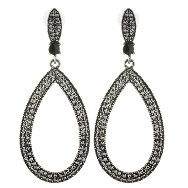 cercei-metalici-lungi-argintii-ovali-acoperiti-cu-pietricele-mici-argintii-si-stralucitoare-6598-2164.jpg Cercei metalici lungi argintii ovali acoperiti cu pietricele mici, argintii si stralucitoare