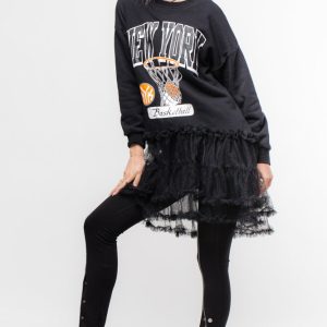 Pantaloni negri tip colant cu o cusatura argintie pe fata si capse