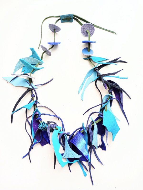 Colier handmade  din piele naturala, asimetric, nuante bleu turcoaz ,unicat