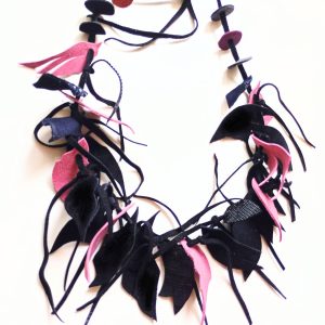 Colier unicat multicolor din piele naturala,nuante negru de efect,roz pudra