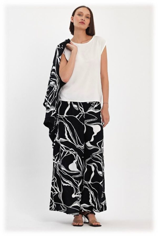 compleu-cu-bluza-lunga-tip-tunica-si-pantaloni-negru-cu-alb-copie-copie-038405.jpg Compleu 3 piese cu bluza alba, pantaloni si blazer cu imprimeu alb-negru