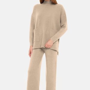 Compleu cu pantaloni si pulover cu gat semiinalt si buzunare, din  tricotaj fin, bej