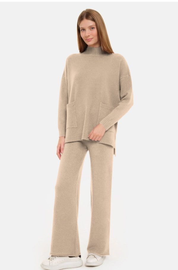 Compleu cu pantaloni si pulover cu gat semiinalt si buzunare, din  tricotaj fin, bej
