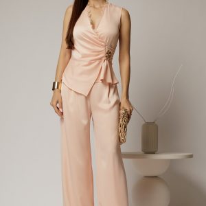 Compleu dama roz din satin cu bluza cu dantela la decolteu si pantaloni