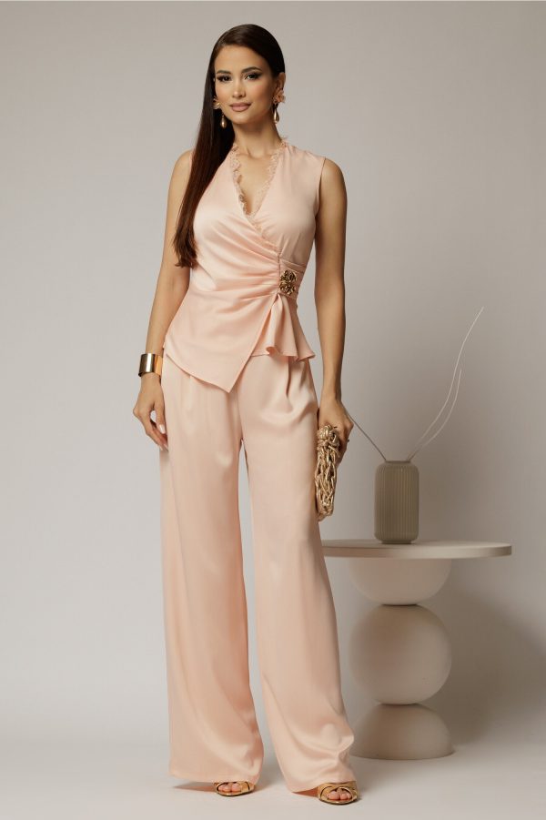 Compleu dama roz din satin cu bluza cu dantela la decolteu si pantaloni