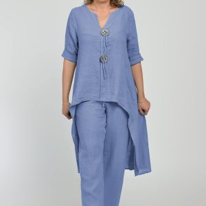 Compleu din in, cu nasturi decorativi, cu pantaloni si bluza tunica mai lunga in spate, albastru lav