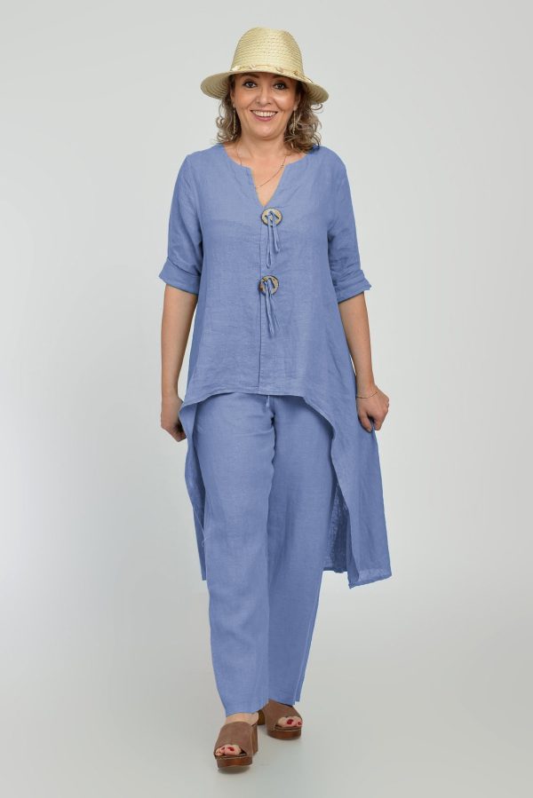 Compleu din in, cu nasturi decorativi, cu pantaloni si bluza tunica mai lunga in spate, albastru lav
