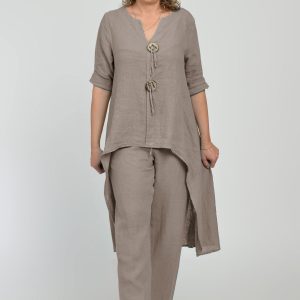 Compleu din in, cu nasturi decorativi, cu pantaloni si bluza tunica mai lunga in spate, bej inchis