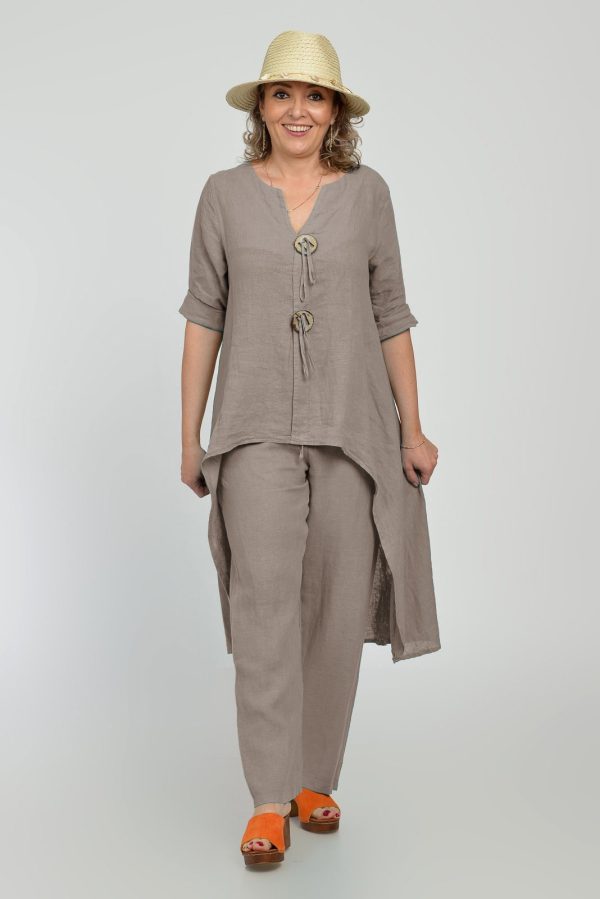 compleu-din-in-cu-nasturi-decorativi-cu-pantaloni-si-bluza-tunica-mai-lunga-in-spate-verde-deschis-copie-504252.jpg Compleu din in, cu nasturi decorativi, cu pantaloni si bluza tunica mai lunga in spate, bej inchis