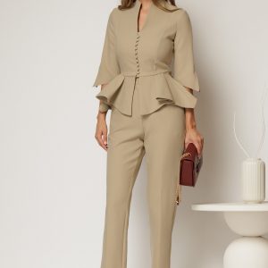 Compleu DY Fashion bej cu sacou cu peplum si inchidere cu nasturi