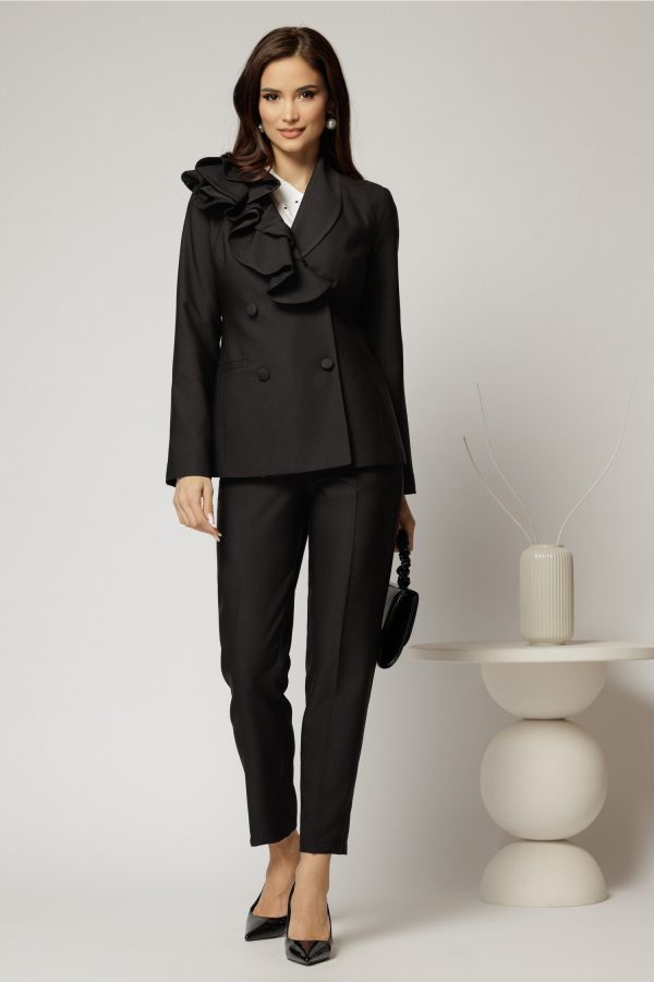 Compleu negru cu pantalon si sacou cu volanase la rever