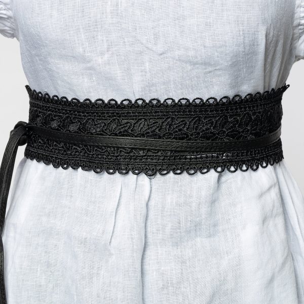 curea-lata-petrecuta-neagra-din-piele-ecologica-cu-aplicatie-din-broderie-textila-3724-63325310.jpg Curea lata de 10 cm petrecuta neagra, din piele ecologica cu aplicatie din broderie textila