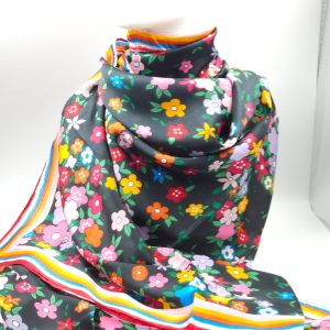 esarfa-dreptunghiulara-tip-pareo-cu-imprimeu-floral-multicolor-pe-fond-negru-118092.jpg Esarfa dreptunghiulara tip pareo, cu imprimeu floral multicolor pe fond negru