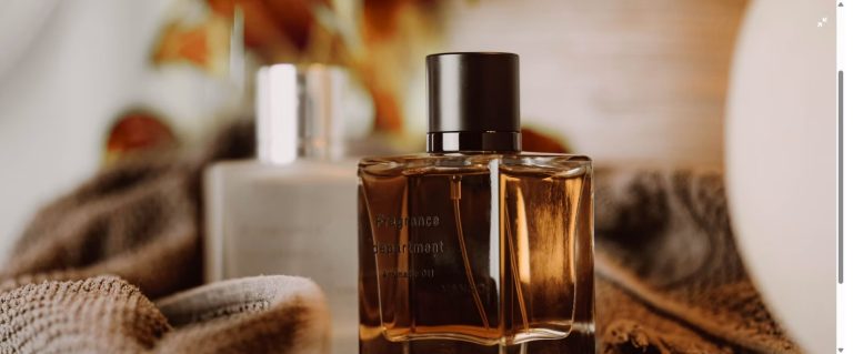 Sticle de parfum de toamnă pe un fundal cald, cu frunze uscate