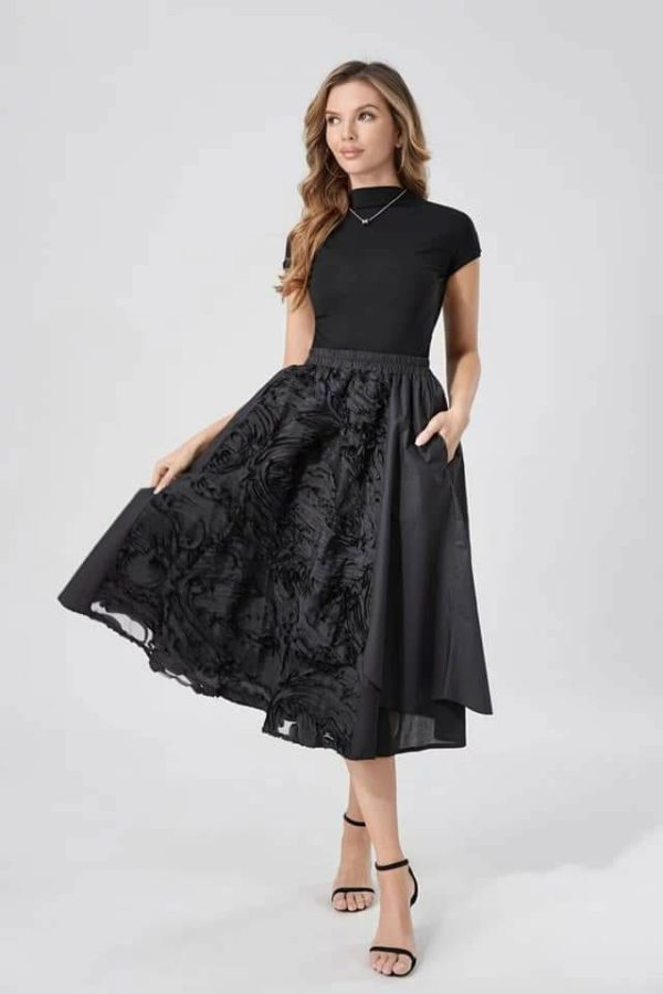 fusta-neagra-din-bumbac-satinat-cu-aplicatii-si-falduri-321649.jpg Fusta neagra din bumbac satinat cu aplicatii si falduri