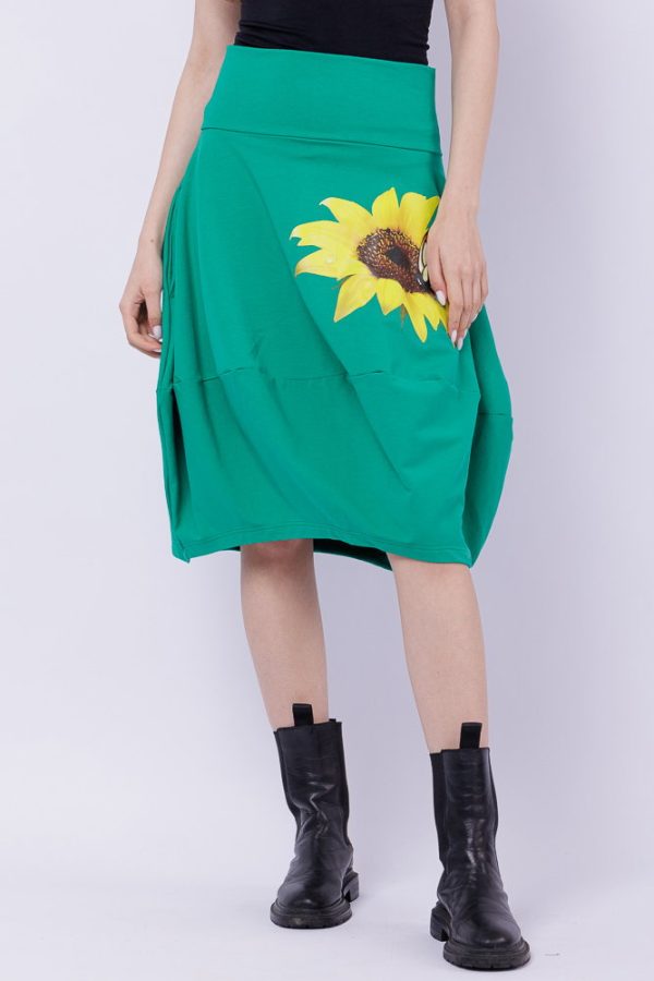 fusta-neagra-din-jerseu-midi-tip-lalea-cu-imprimeu-floarea-soarelui-si-fluture-copie-237808.jpg Fusta verde din jerseu, midi, tip lalea, cu imprimeu floarea soarelui si fluture