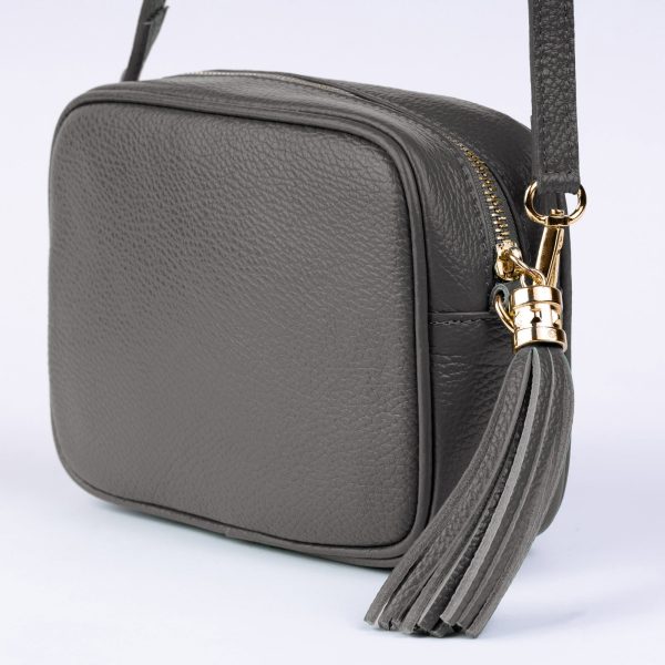 Geanta crossbody gri inchis din piele naturala, cu ciucure din piele