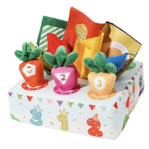 jucarie-zornaitoare-si-dentitie-bebe-girafa-din-plus-copie-225267.png Jucarie senzoriala 2 in 1 Bebe- Culege morcovii si servetele, material textil