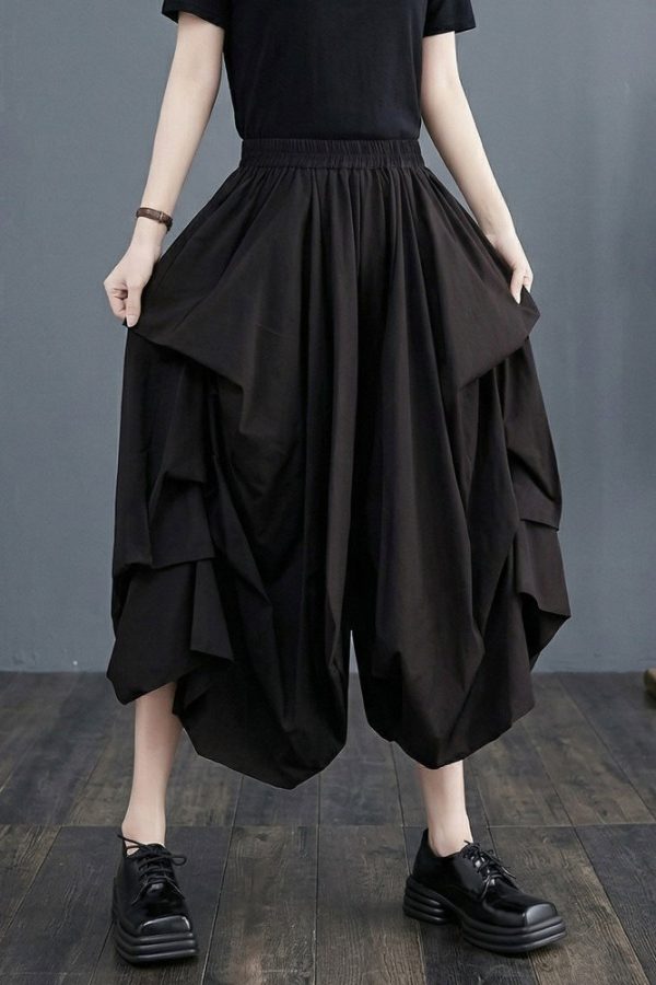 pantaloni-dama-tip-balon-cu-talie-elastica-si-croi-amplu-copie-718110.jpeg Fusta pantalon dama cu falduri volumetrice si efect balon, neagra