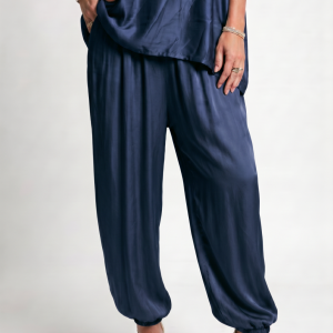 Pantaloni din matase si vascoza satinata cu croi lejer si elastic la glezna, bleumarin