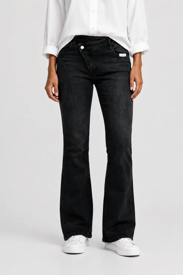 Blugi evazati, flare, cu inchidere suprapusa si denim elastic, negri