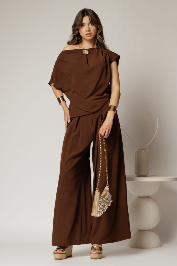 pantaloni-maro-din-triplu-voal-cu-pliuri-si-croi-lejer-1469935-1154974-4.jpeg Pantaloni maro din triplu voal cu pliuri si croi lejer