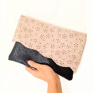 Plic negru și roz pudra , din piele naturala cu efect dantelat  ,handmade ,unicat