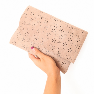 plic-roz-pudra-din-piele-naturala-intoarsa-cu-fundita-handmade-copie-156030.png Plic cu efect dantelat roz pudra, din piele naturala intoarsa de efect ,handmade