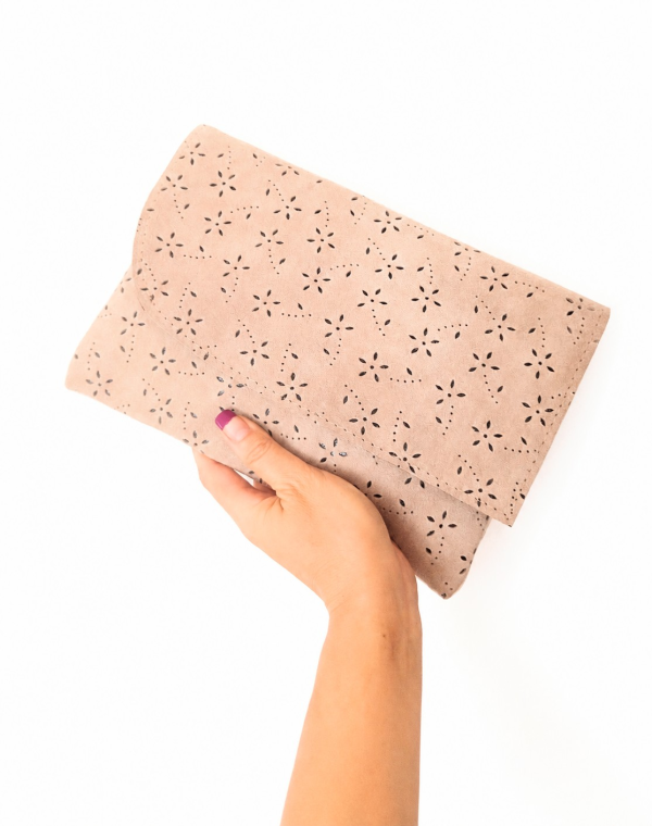 plic-roz-pudra-din-piele-naturala-intoarsa-cu-fundita-handmade-copie-156030.png Plic cu efect dantelat roz pudra, din piele naturala intoarsa de efect ,handmade