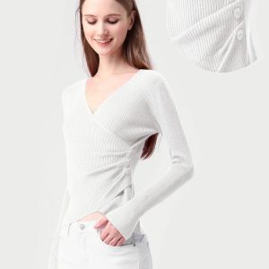 pulover-cu-striatii-cu-bust-petrecut-in-v-si-nasturei-pe-o-parte-copie-502146.jpg Pulover alb cu striatii, cu bust petrecut in V si nasturei pe-o parte