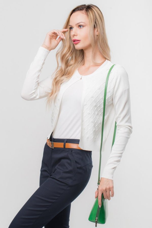 pulover-oversize-gri-cu-buzunar-aplicat-din-blana-copie-970961.jpg Pulover alb, scurt ,dechis in fata, cu floricele aplicate