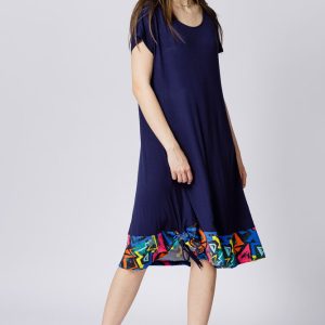 Rochie bleumarin din vascoza cu volan imprimeu geometric si sireturi laterale