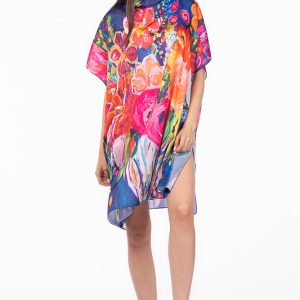 rochie-de-plaja-tip-poncho-din-matase-cu-flori-si-buline-pe-fond-verde-pal-copie-495239.jpg Rochie de plaja tip poncho din matase cu flori fucsia pe fond albstru