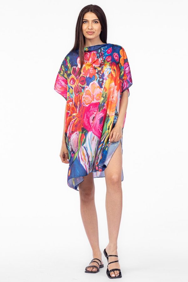 rochie-de-plaja-tip-poncho-din-matase-cu-flori-si-buline-pe-fond-verde-pal-copie-495239.jpg Rochie de plaja tip poncho din matase cu flori fucsia pe fond albstru