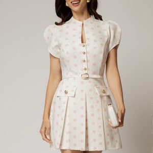 Rochie DY Fashion alba cu buline roz cu fusta scurta cu pliuri si decolteu