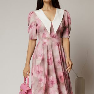 Rochie DY Fashion midi din triplu voal cu print roz si guler ascutit si nasturi la maneci