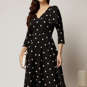 Rochie DY Fashion neagra cu buline albe si funda pe umar