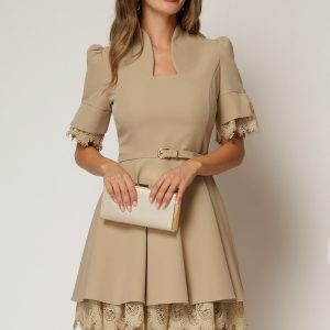 Rochie DY Fashion scurta bej clos cu dantela la maneci si fusta
