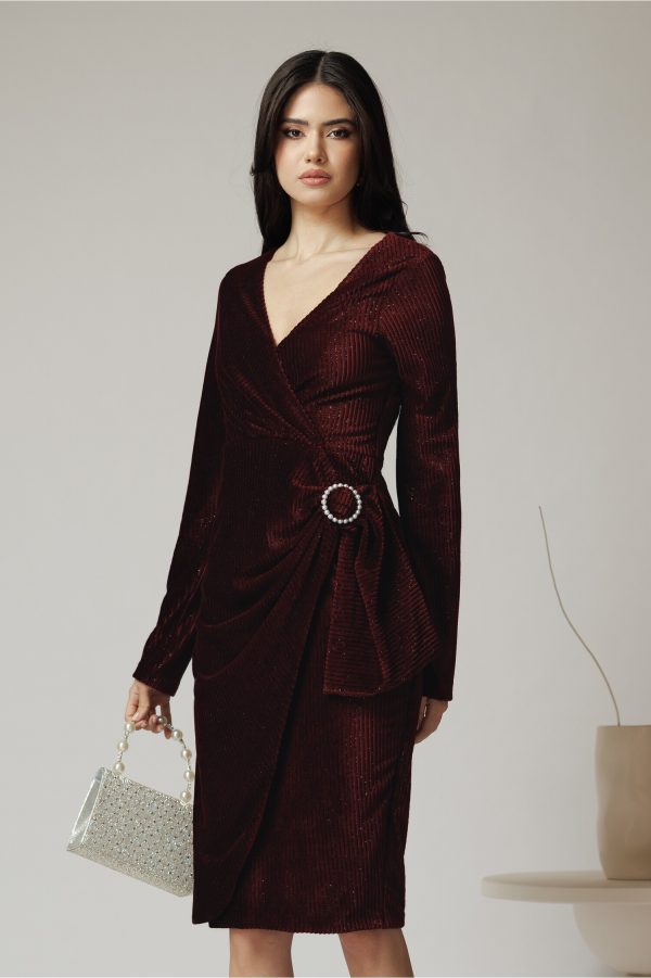 Rochie eleganta din catifea burgundy cu insertii din fir lurex si catarama in talie