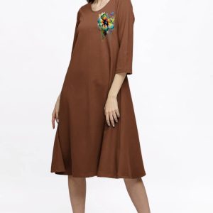 Rochie Eva midi maro ciocolata A line din tricot de vascoza si decolteu rotund, imprimeu floare la p