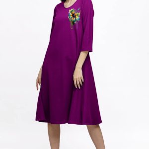 Rochie Eva midi mov zmeura A line din tricot de vascoza si decolteu rotund, imprimeu floare la piept