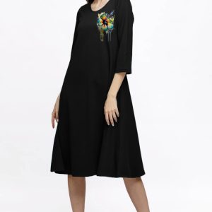 Rochie Eva midi neagra A line din tricot de vascoza si decolteu rotund, imprimeu floare la piept