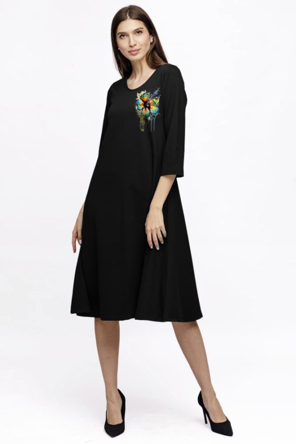Rochie Eva midi neagra A line din tricot de vascoza si decolteu rotund, imprimeu floare la piept