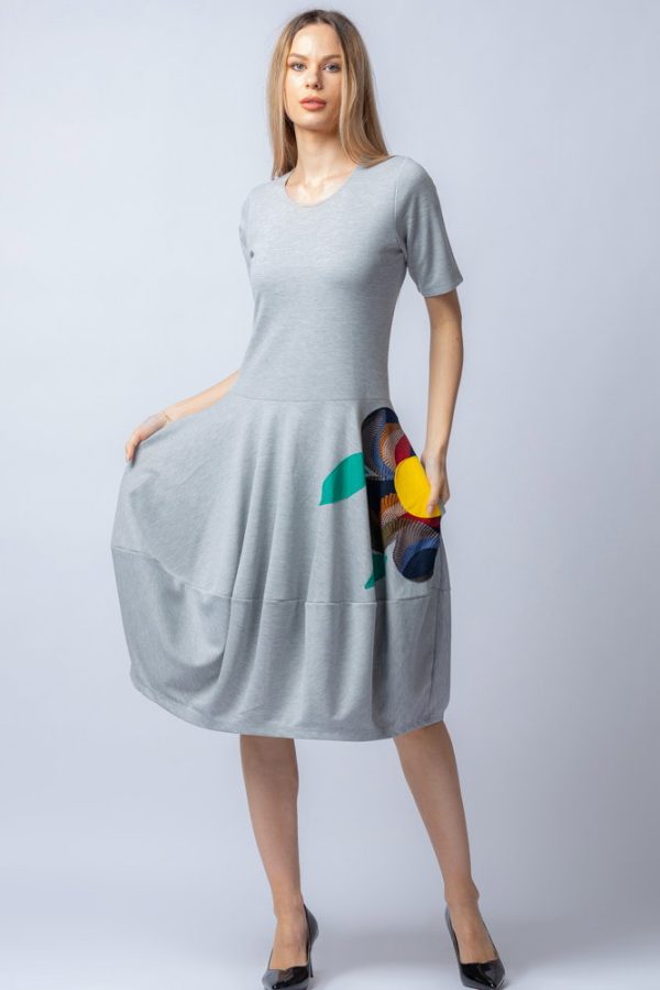 Rochie gri midi de tip lalea, cu aplicatie cusuta in forma de floare