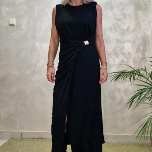 Rochie lunga petrecuta din jerseu fin, cu drapaj si accesoriu bijuterie, neagra